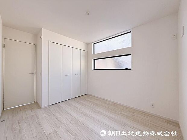 <洋室>全居室が二面採光で明るいお部屋。クローゼットもございます
