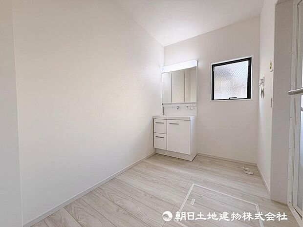 <洗面脱衣所>約3帖ございますので、タオルや着替えを仕舞う収納棚を設置できます