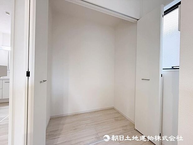 <パントリー>キッチン横の収納スペースに、ストック品やお掃除用具をたっぷり仕舞えます