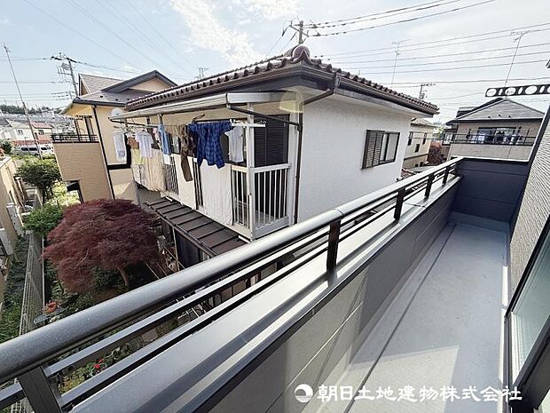 <主寝室のバルコニーからの眺望>周囲は戸建が並ぶ住宅地なので、圧迫感がありません