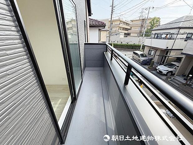 <洋室のバルコニー>主寝室の南向きバルコニーの他、西側にもバルコニーがございます