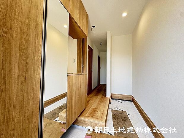<玄関>身だしなみをチェックできるミラー付きです。