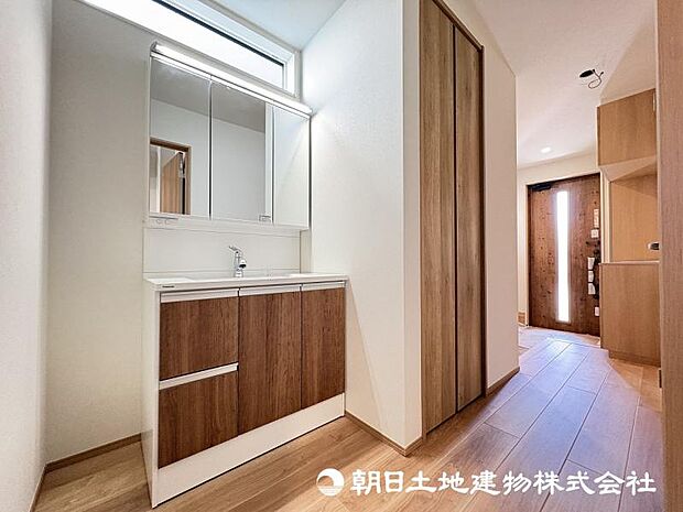 <洗面台>すっきりと収納ができる三面鏡タイプの洗面台です。