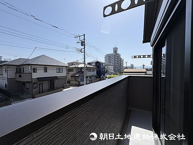 <バルコニー>南向きで陽当たり良好です。