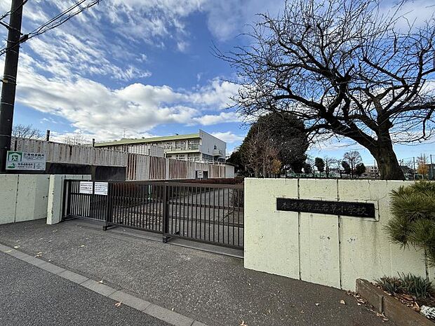 若草小学校まで約1090m