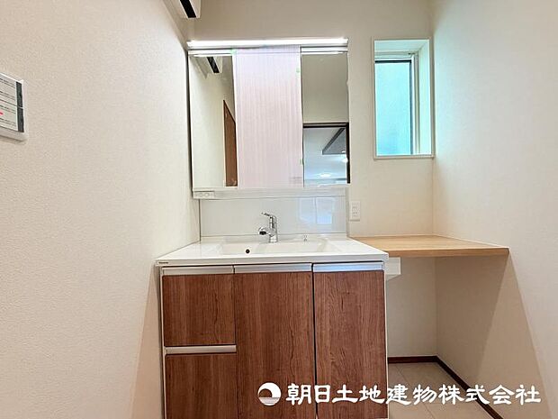 ＜洗面室＞洗面室＆浴室はキッチン背面から使え家事動線がスムーズです。