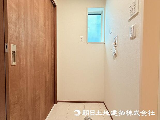 ＜ランドリー＞大きなドラム式洗濯機も置ける広い洗濯機置き場となっています。
