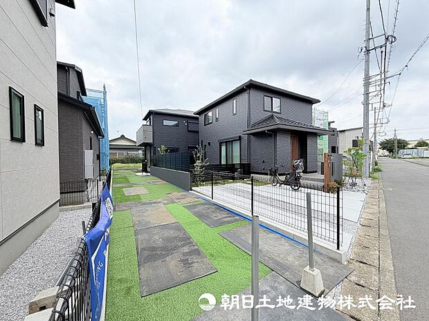 ＜カースペース＞間口が3ｍありますので車を止めて自転車も通れます。