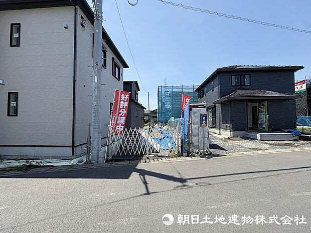 ＜現地＞カースペースには縦列で車3台駐車可能です。