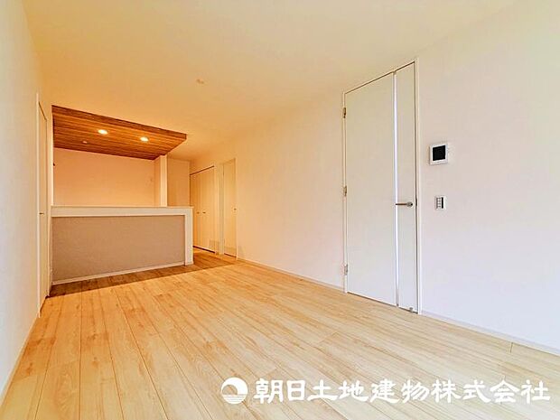 家族が自然と集まるリビングは、毎日の暮らしを心地よく彩る安らぎの空間です。家具の配置やインテリア次第で、お好みの雰囲気にコーディネートできます。