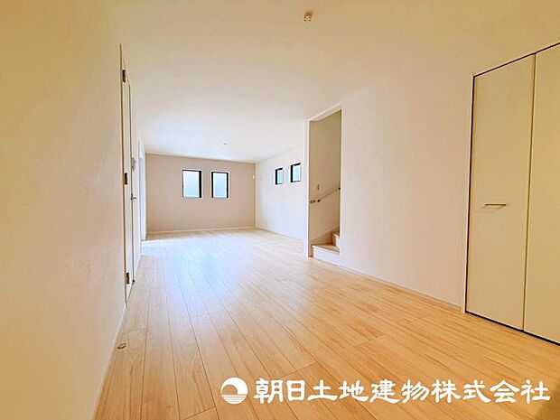 ＜現地＞区画整理地内の幅員6ｍ道路に面して車のすれ違いも楽にできます。