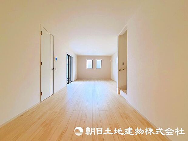 日々の暮らしの中心となるリビングは、居心地の良さと使いやすさを兼ね備えた空間です。家族との会話を楽しみながら、快適な時間を過ごせます。