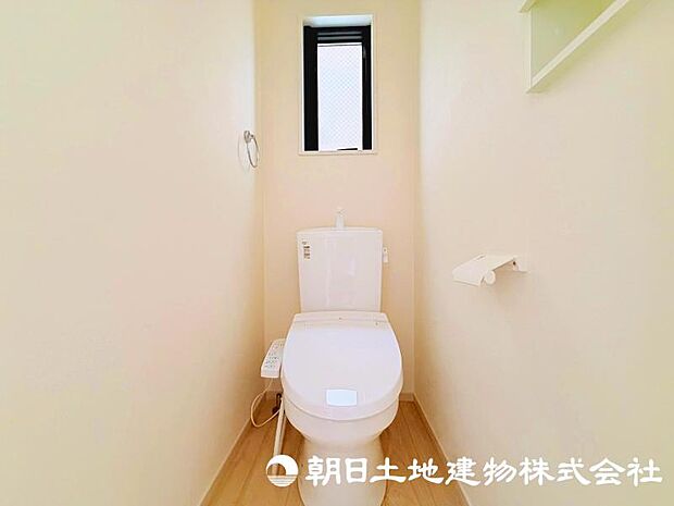 毎日使う場所だからこそ、清潔感と使いやすさが大切なトイレ。快適な暮らしをサポートする落ち着いた空間です。
