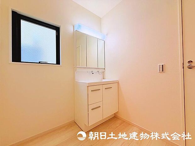 朝の準備から帰宅後の手洗いまで、家族みんなが使いやすい洗面所。快適な暮らしを支える実用的なスペースです。