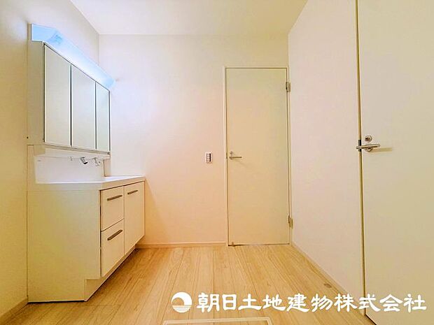 朝の準備から帰宅後の手洗いまで、家族みんなが使いやすい洗面所。快適な暮らしを支える実用的なスペースです。