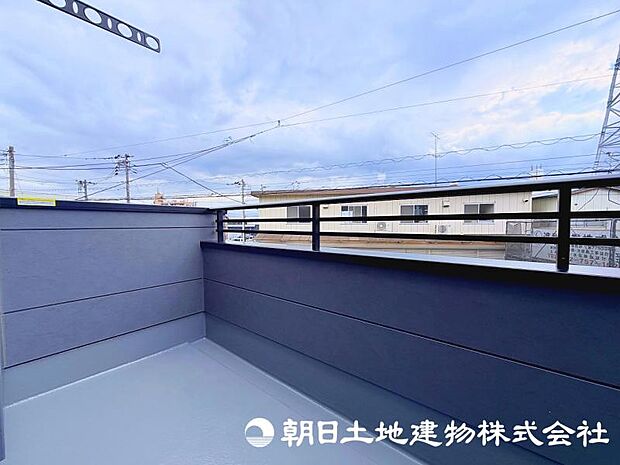 住まいに開放感をプラスするバルコニー。日当たりや風通しを感じながら、心地よい時間を過ごせる場所です。