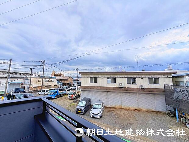 視界が広がる眺望は、住まいに開放感をもたらす魅力のひとつ。日常の中でゆったりとした時間を楽しめます。