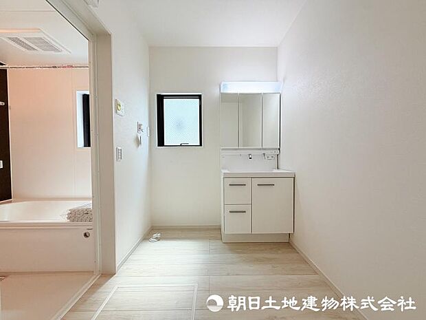 <洗面室>キッチンと使く家事動線がスムーズです。