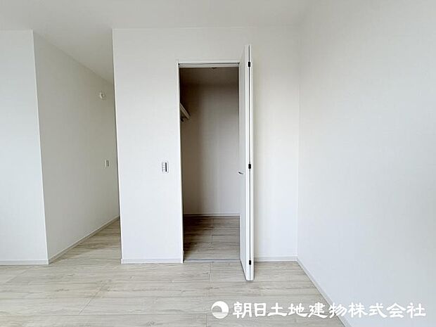 <収納>ご夫婦で使えるウォークインクローゼットも魅力です。