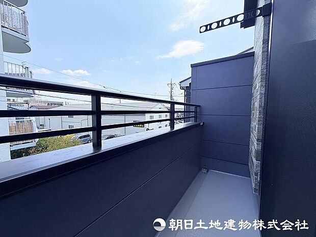 <バルコニー>奥行がありお洗濯物をゆったりと干せます。