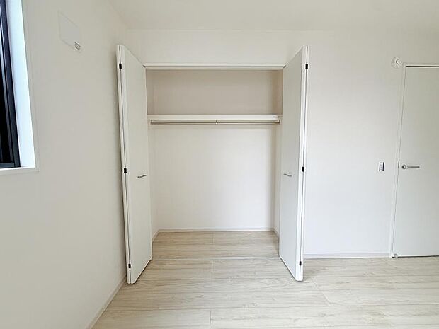 <収納>各洋室にクローゼットがありお洋服やお荷物をすっきりと収納できます。