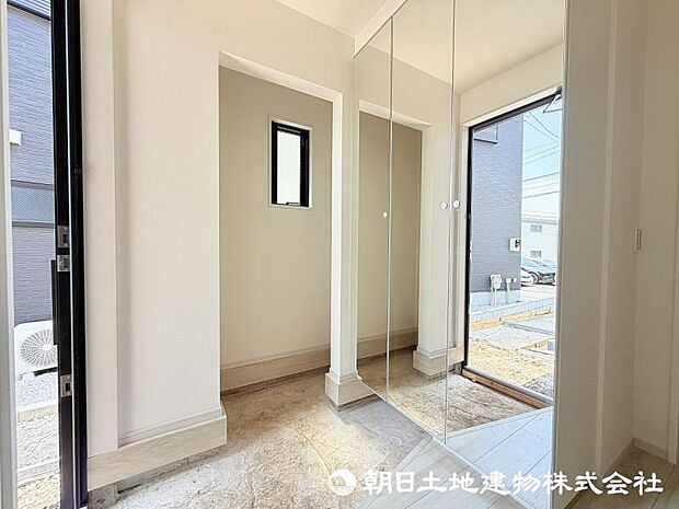 <玄関>ベビーカーやゴルフバックを置けるシューズインクロークも便利です。