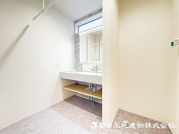 ＜洗面室＞室内干しもできるホスクリーン付で雨の日も安心です。