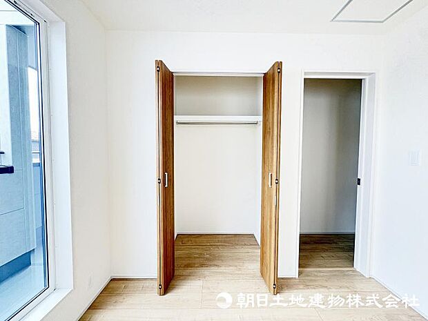<収納>各洋室にクローゼットがありお洋服やお荷物をすっきりと収納できます。