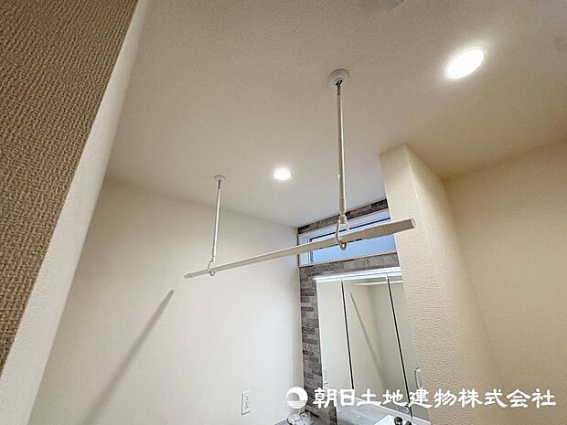 <洗面室>室内干しもできるホスクリーン付です。
