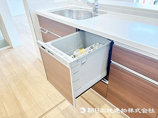 <キッチン>ご家族5人分の食器類を洗浄できる容量のビルトイン食器洗浄機付です。