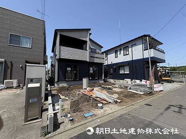 <現地>交通量の少ない幅員5m道路に面していますので車のすれ違いも楽にできます。