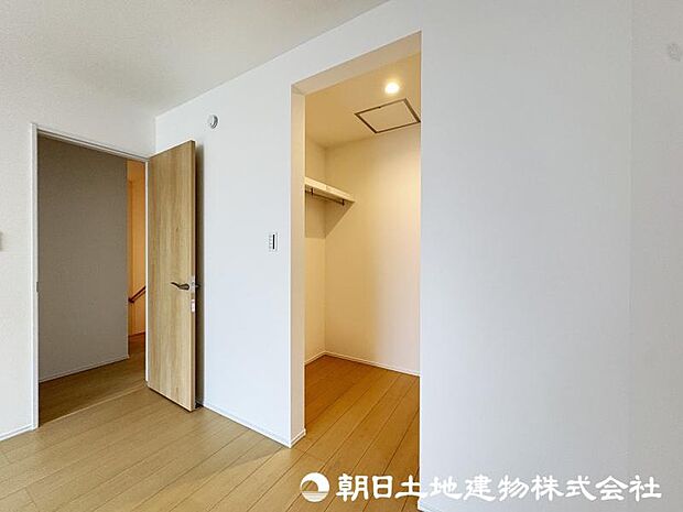＜収納＞ご夫婦で使えるウォークインクローゼットも便利です。
