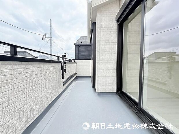 <バルコニー>奥行がある広いバルコニーでお洗濯物をゆったりと干せます。
