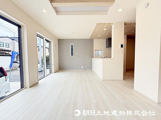 <リビング>東南向きの大きな窓がある明るいリビング空間です。