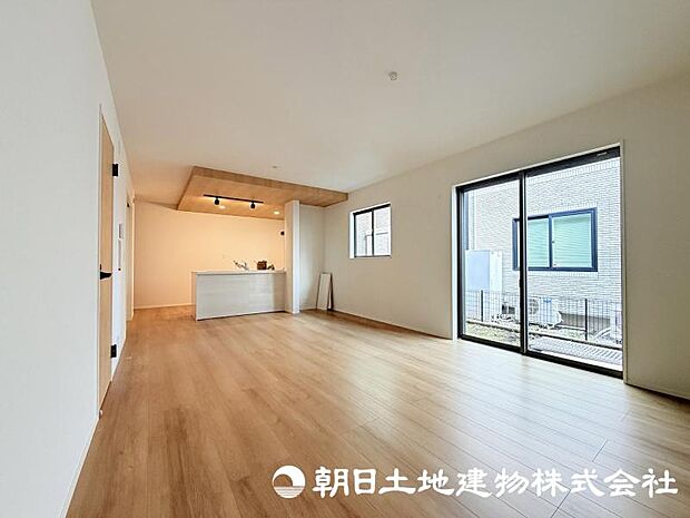 <現地>お庭に面したLDK18帖でお寛ぎいただけます。