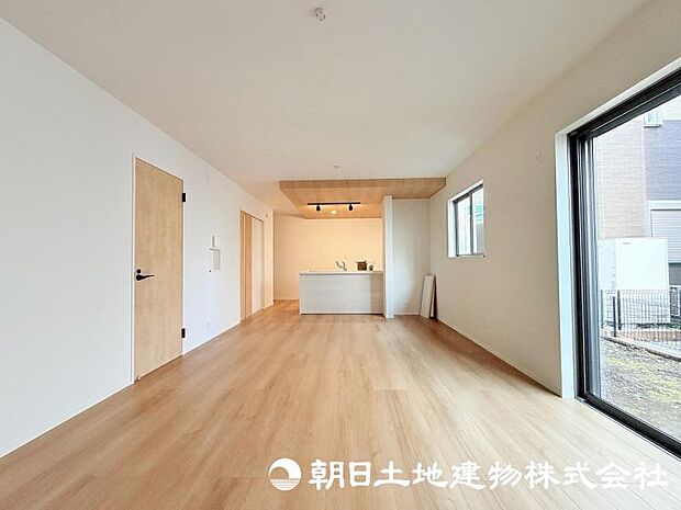 家族が自然と集まるリビングは、毎日の暮らしを心地よく彩る安らぎの空間です。家具の配置やインテリア次第で、お好みの雰囲気にコーディネートできます。