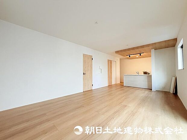 住まう方のライフスタイルに合わせて自由に使えるリビング空間。家族団らんの時間はもちろん、趣味やくつろぎのひとときにもぴったりです。