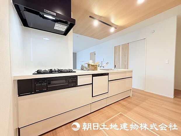<キッチン>冷蔵庫や食器棚を置いても広い家事スペースを確保しています。