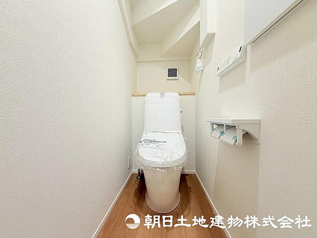 毎日使う場所だからこそ、清潔感と使いやすさが大切なトイレ。快適な暮らしをサポートする落ち着いた空間です。