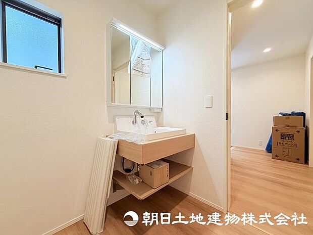 <洗面室>朝の準備から帰宅後の手洗いまで、家族みんなが使いやすい洗面所。快適な暮らしを支える実用的なスペースです。