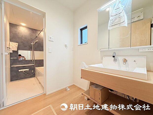 <洗面室>朝の準備から帰宅後の手洗いまで、家族みんなが使いやすい洗面所。快適な暮らしを支える実用的なスペースです。