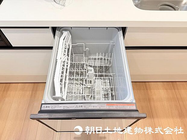 食器洗いの負担を軽減してくれる食洗器を備えたキッチン。家事の効率化をサポートし、ゆとりある時間を生み出します。