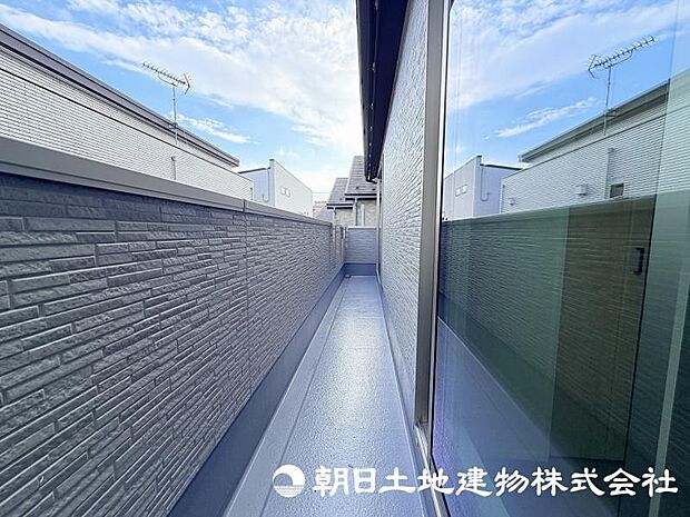 住まいに開放感をプラスするバルコニー。日当たりや風通しを感じながら、心地よい時間を過ごせる場所です。