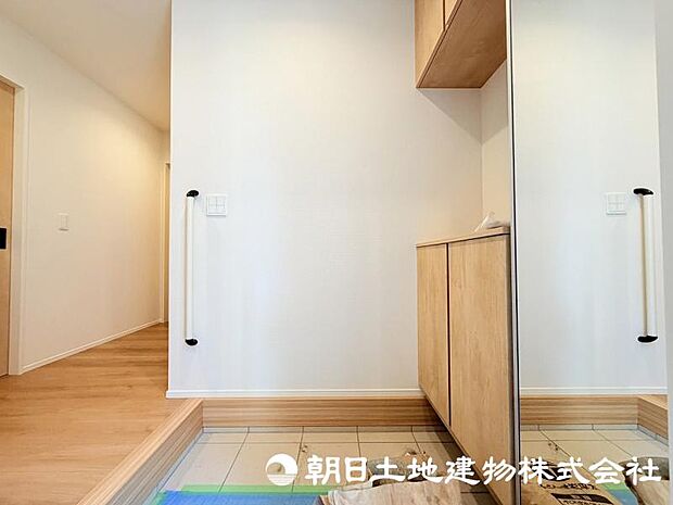 <玄関>住まいの第一印象を演出する玄関。ご家族やゲストを心地よく迎え入れる、明るく清潔感のある空間です。
