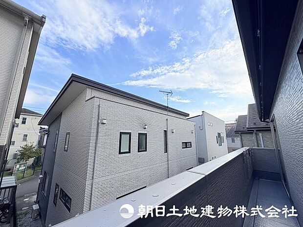 視界が広がる眺望は、住まいに開放感をもたらす魅力のひとつ。日常の中でゆったりとした時間を楽しめます。