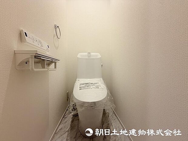 毎日使う場所だからこそ、清潔感と使いやすさが大切なトイレ。快適な暮らしをサポートする落ち着いた空間です。