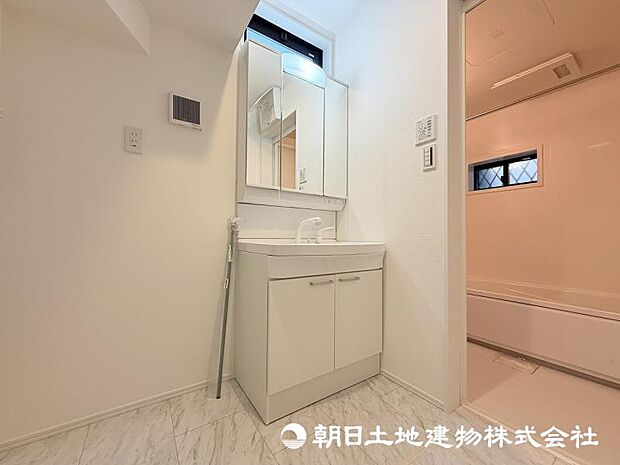 朝の準備から帰宅後の手洗いまで、家族みんなが使いやすい洗面所。快適な暮らしを支える実用的なスペースです。