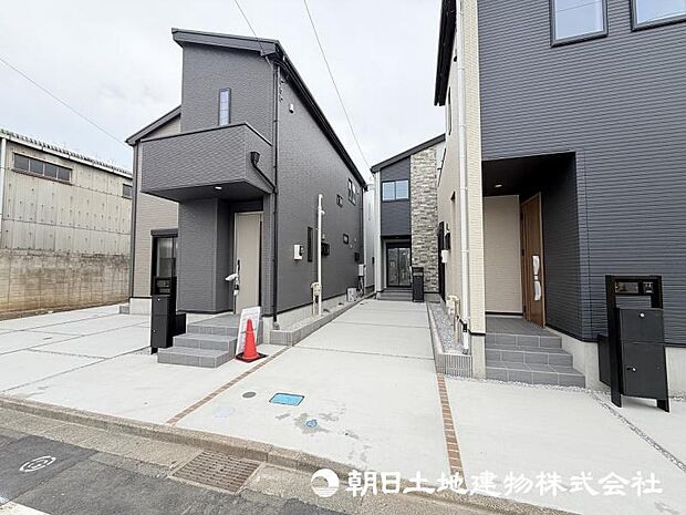 <現地>区画整理地内の幅員6m道路に面して車のすれ違いも楽にできます。