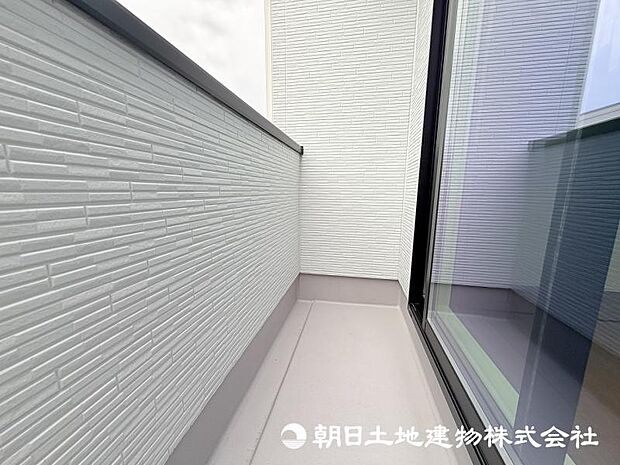 住まいに開放感をプラスするバルコニー。日当たりや風通しを感じながら、心地よい時間を過ごせる場所です。