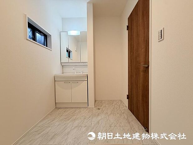 朝の準備から帰宅後の手洗いまで、家族みんなが使いやすい洗面所。快適な暮らしを支える実用的なスペースです。